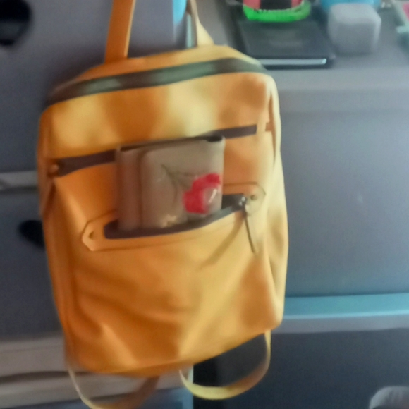 Yellow backpack and wallet - Picture 1 of 2